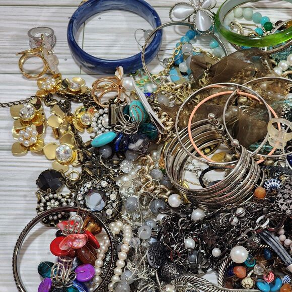 5.44 Pounds Mostly Wearable Bulk Jewelry Necklaces Bracelets Rings Some Signed - Picture 3 of 9